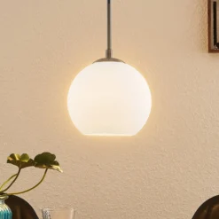 Lindby Lámpara colgante Jurian 1 luz, níquel/opal