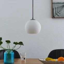 Lindby Lámpara colgante Jurian 1 luz, níquel/opal