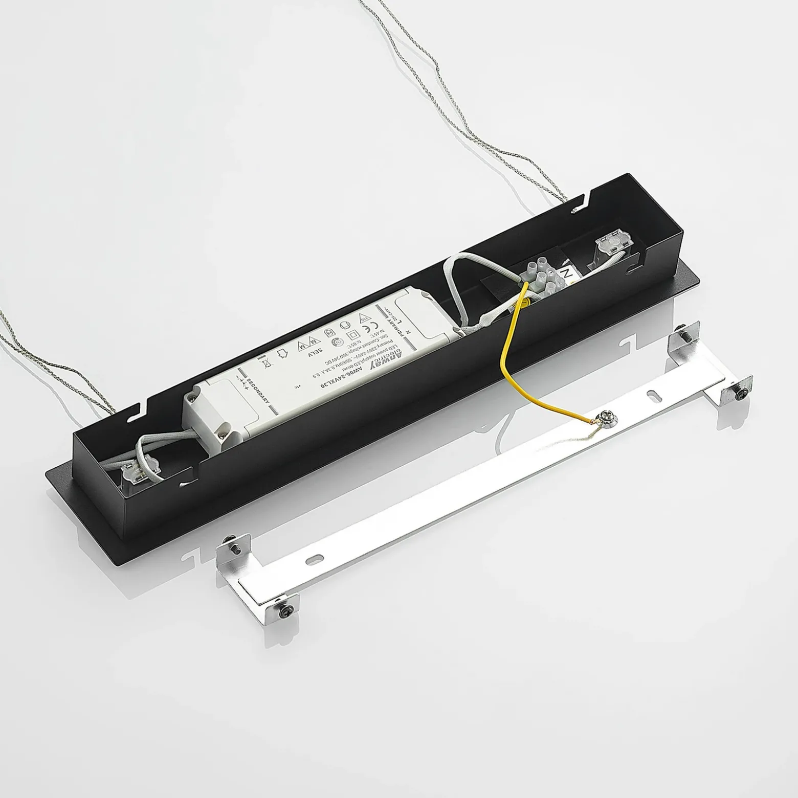 Lindby lámpara colgante LED Arneja, negra, CCT, regulable en altura