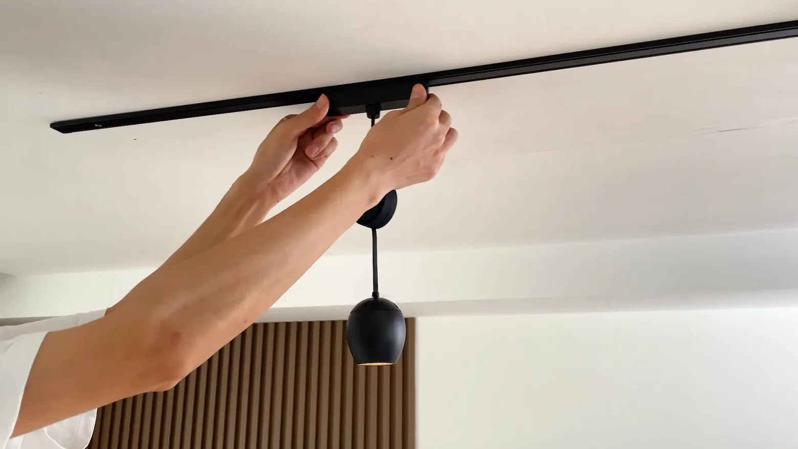 Lindby lámpara colgante LED Lumaro, negro,Ø6,2 cm,48V,atenuable