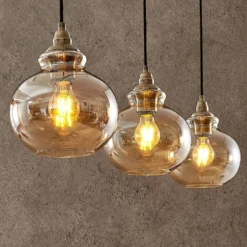 Lindby lámpara colgante Tymoni, 3 luces, ámbar, cristal, Ø 20 cm