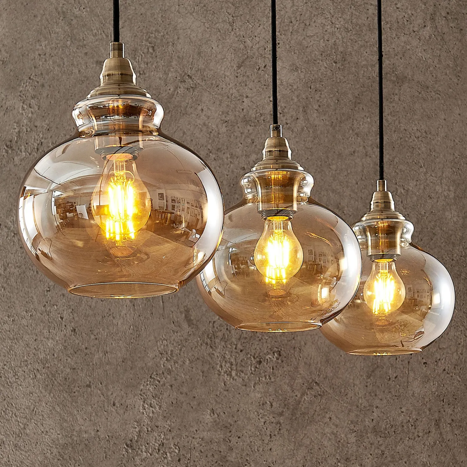 Lindby lámpara colgante Tymoni, 3 luces, ámbar, cristal, Ø 20 cm