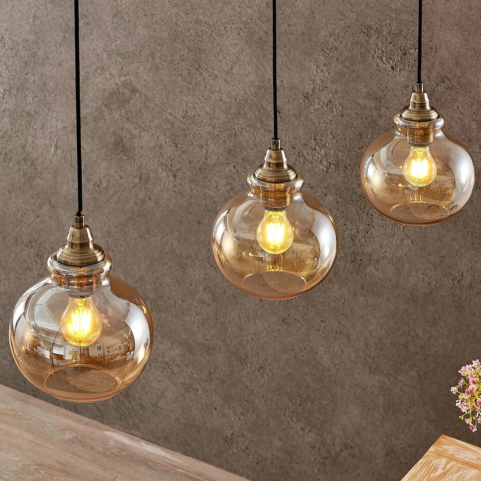 Lindby lámpara colgante Tymoni, 3 luces, ámbar, cristal, Ø 20 cm