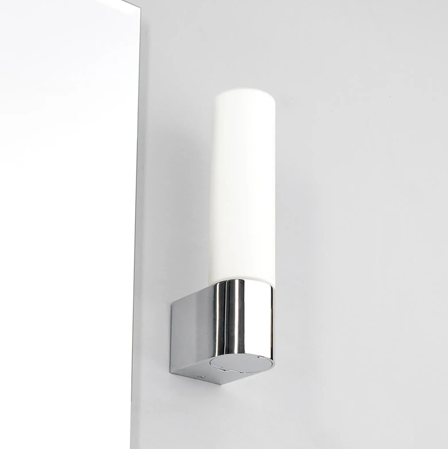Lindby lámpara de espejo Melike, 27 cm, cromo, IP44, toma de corriente