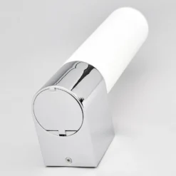 Lindby lámpara de espejo Melike, 27 cm, cromo, IP44, toma de corriente