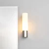 Lindby lámpara de espejo Melike, 27 cm, cromo, IP44, toma de corriente