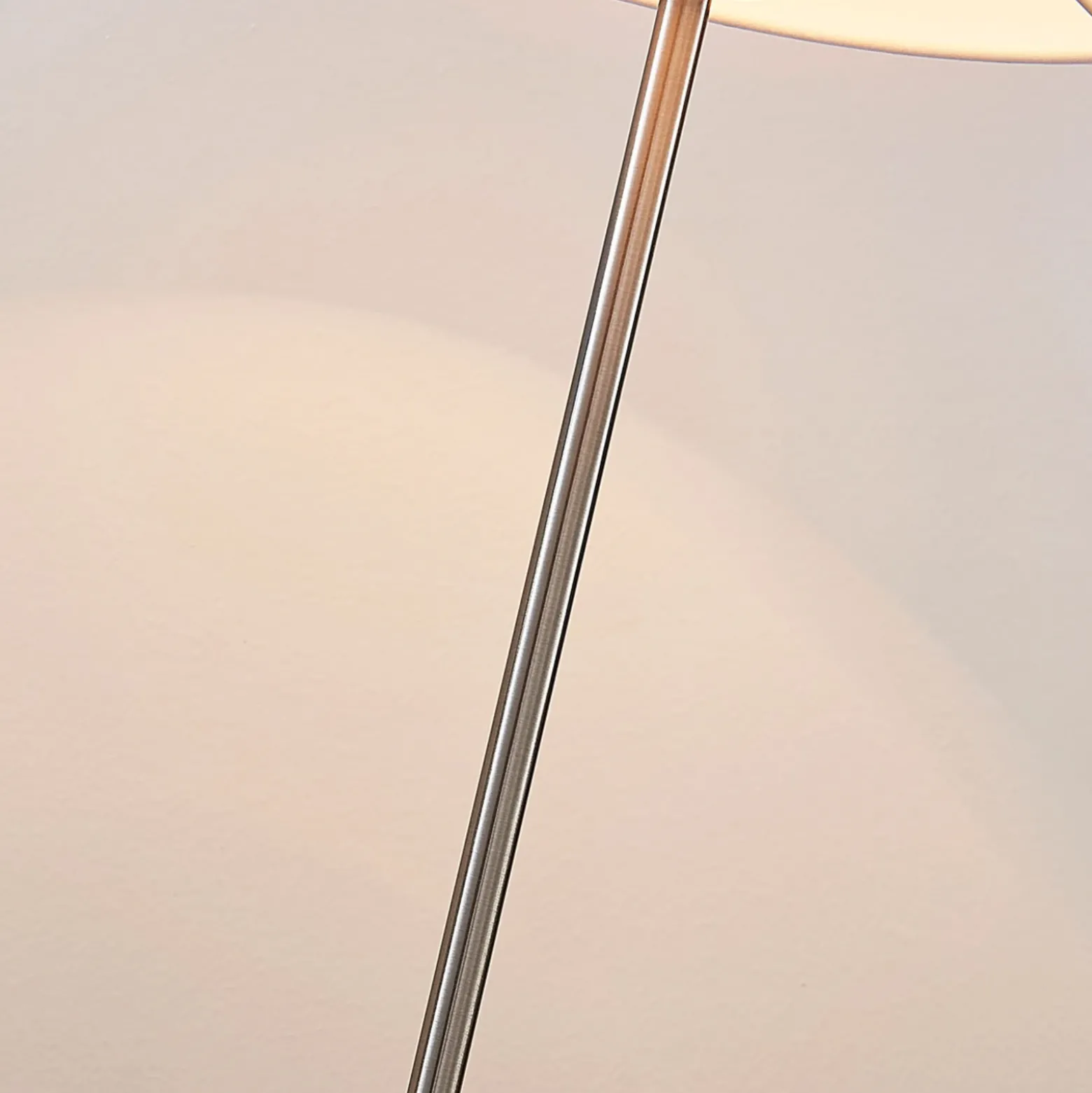 Lindby lámpara de mesa Annatina, blanco, níquel, altura 48 cm, textil