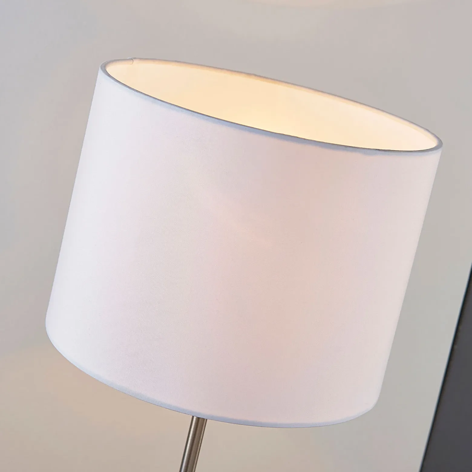 Lindby lámpara de mesa Annatina, blanco, níquel, altura 48 cm, textil