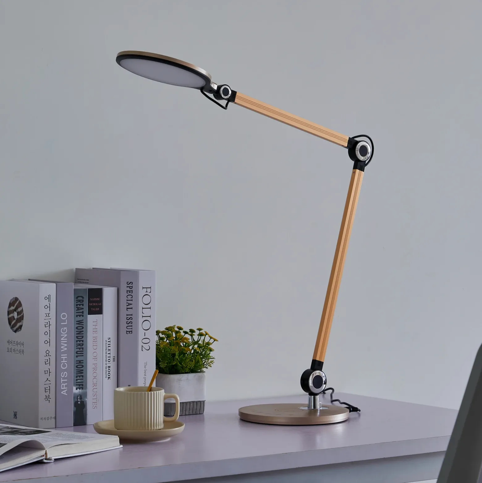 Lindby lámpara de mesa LED Nyxaris, oro, metal, CCT, 50 cm