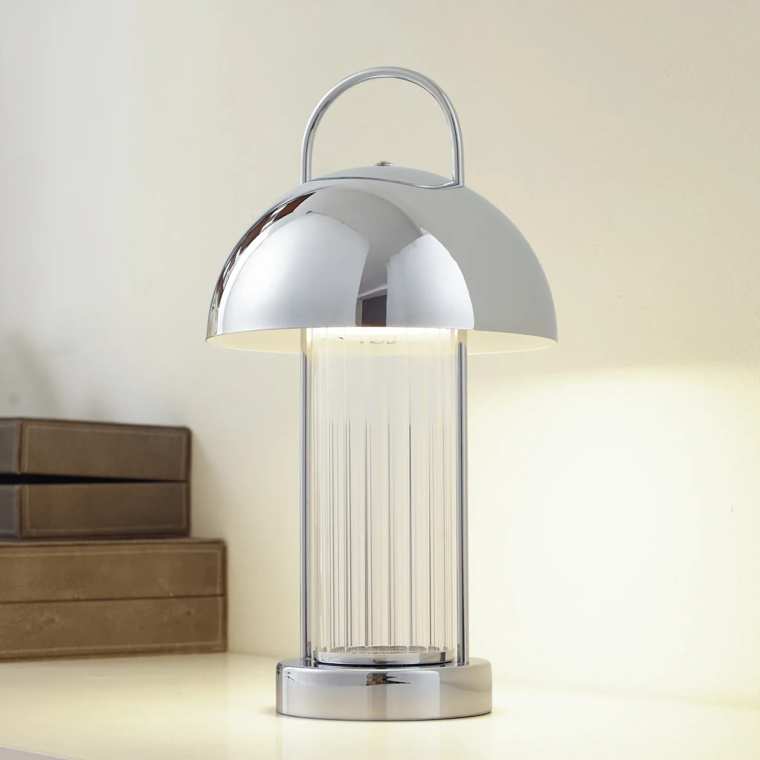 Lindby lámpara de mesa LED recargable Mareli, cromo, metal, Ø 18 cm