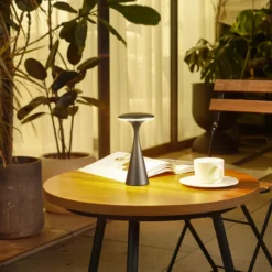 Lindby Lámpara de mesa LED recargable Evelen, negra, IP54, CCT
