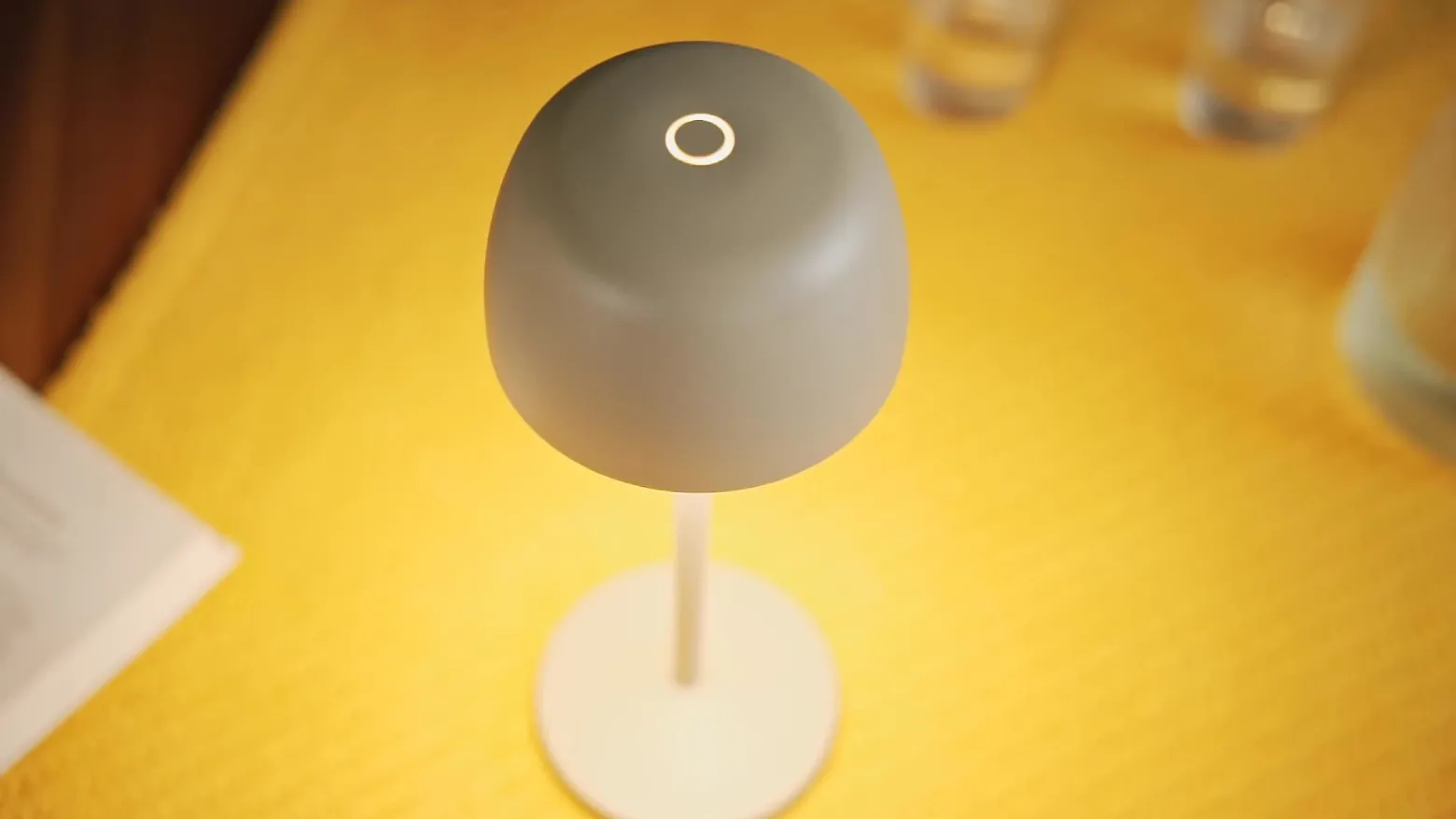 Lindby Lámpara de mesa LED recargable Arietty, beige, atenuable, IP65
