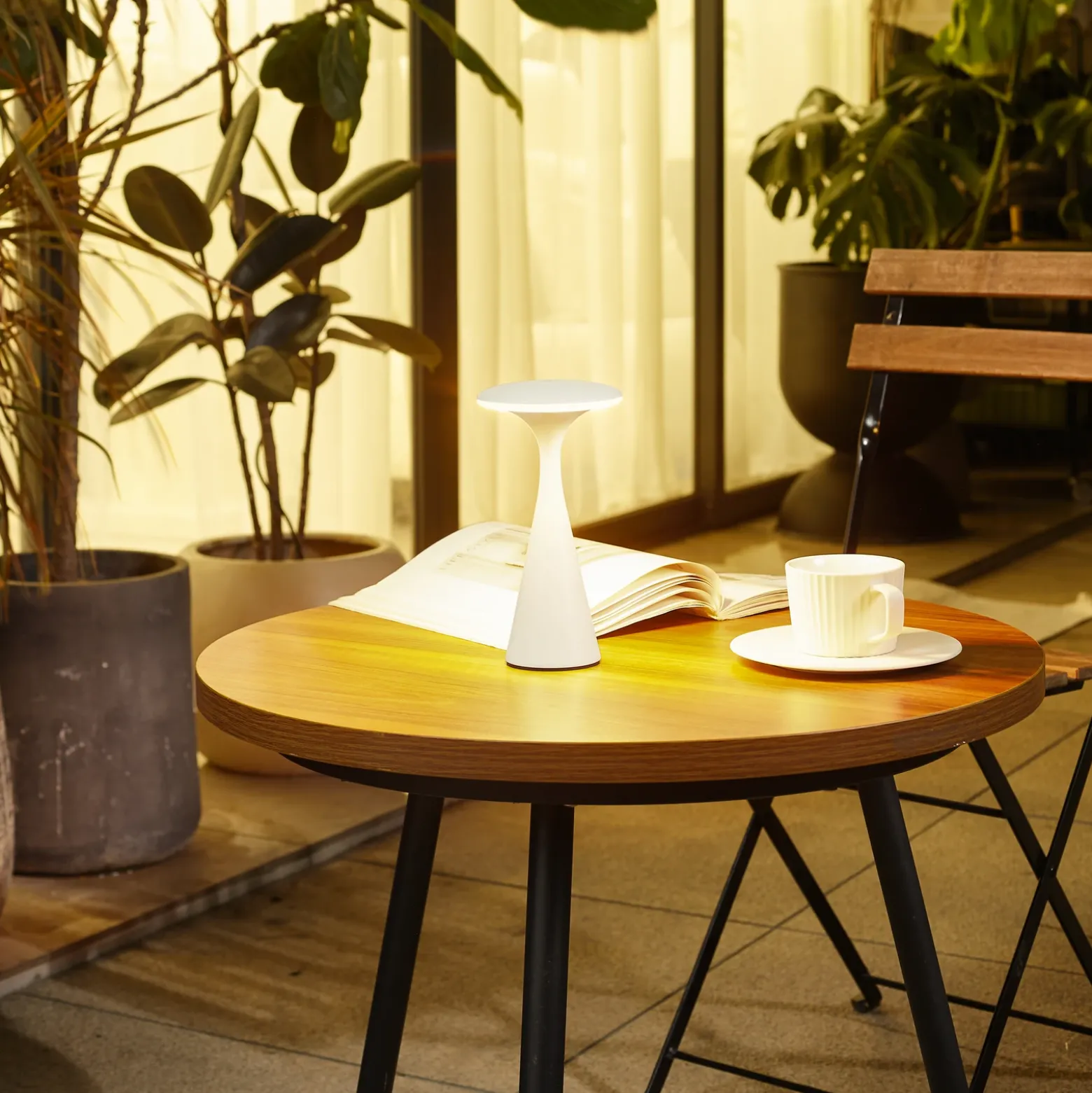 Lindby Lámpara de mesa LED recargable Evelen, blanca, IP54, CCT