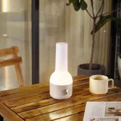 Lindby lámpara de mesa LED recargable Isaline, beige, atenuable, IP44