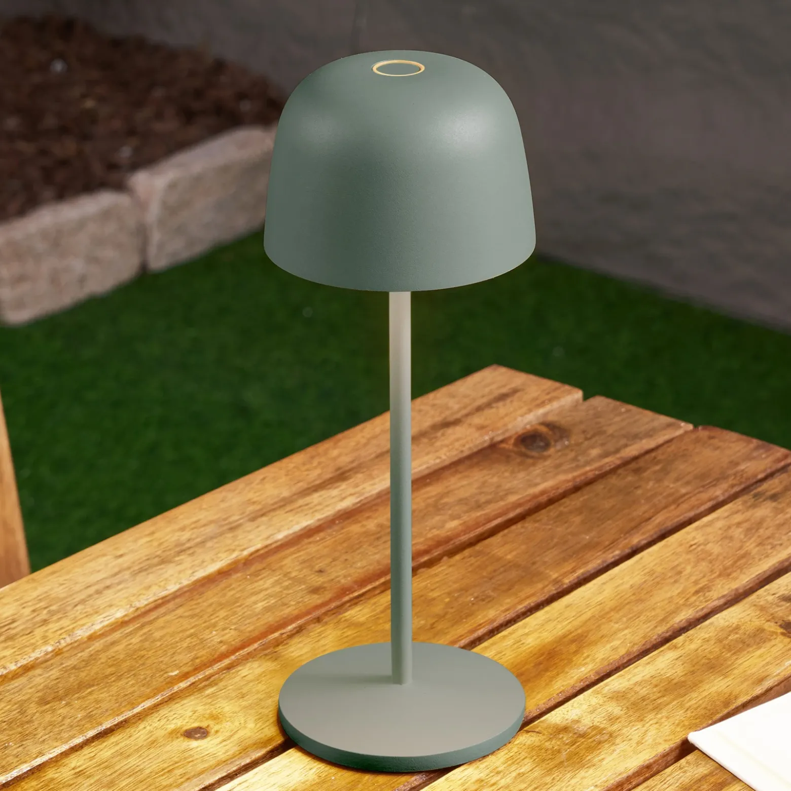 Lindby Lámpara de mesa LED recargable Arietty, verde, atenuable, IP65