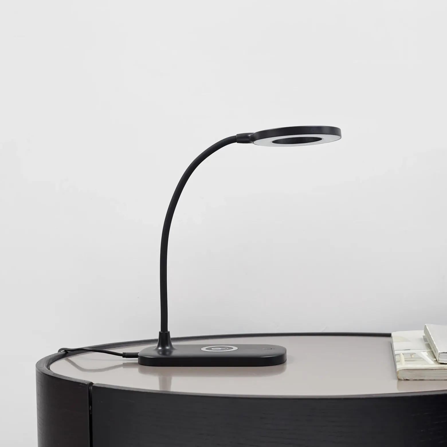 Lindby Lámpara de mesa LED Siona negra CCT atenuable Estación de carga