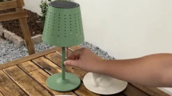Lindby lámpara de mesa LED solar Hilario, verde, hierro, batería recargable