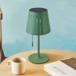 Lindby lámpara de mesa LED solar Hilario, verde, hierro, batería recargable
