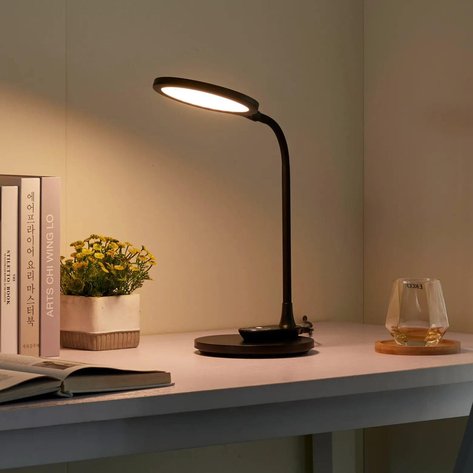 Lindby Lámpara de mesa LED Valtaria, negra, CCT, atenuable