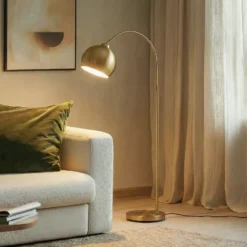 Lindby lámpara de pie arqueada Moisia, color latón, metal, 148 cm
