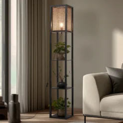 Lindby Lámpara de pie Birta, negro/natural, estantería, ratán
