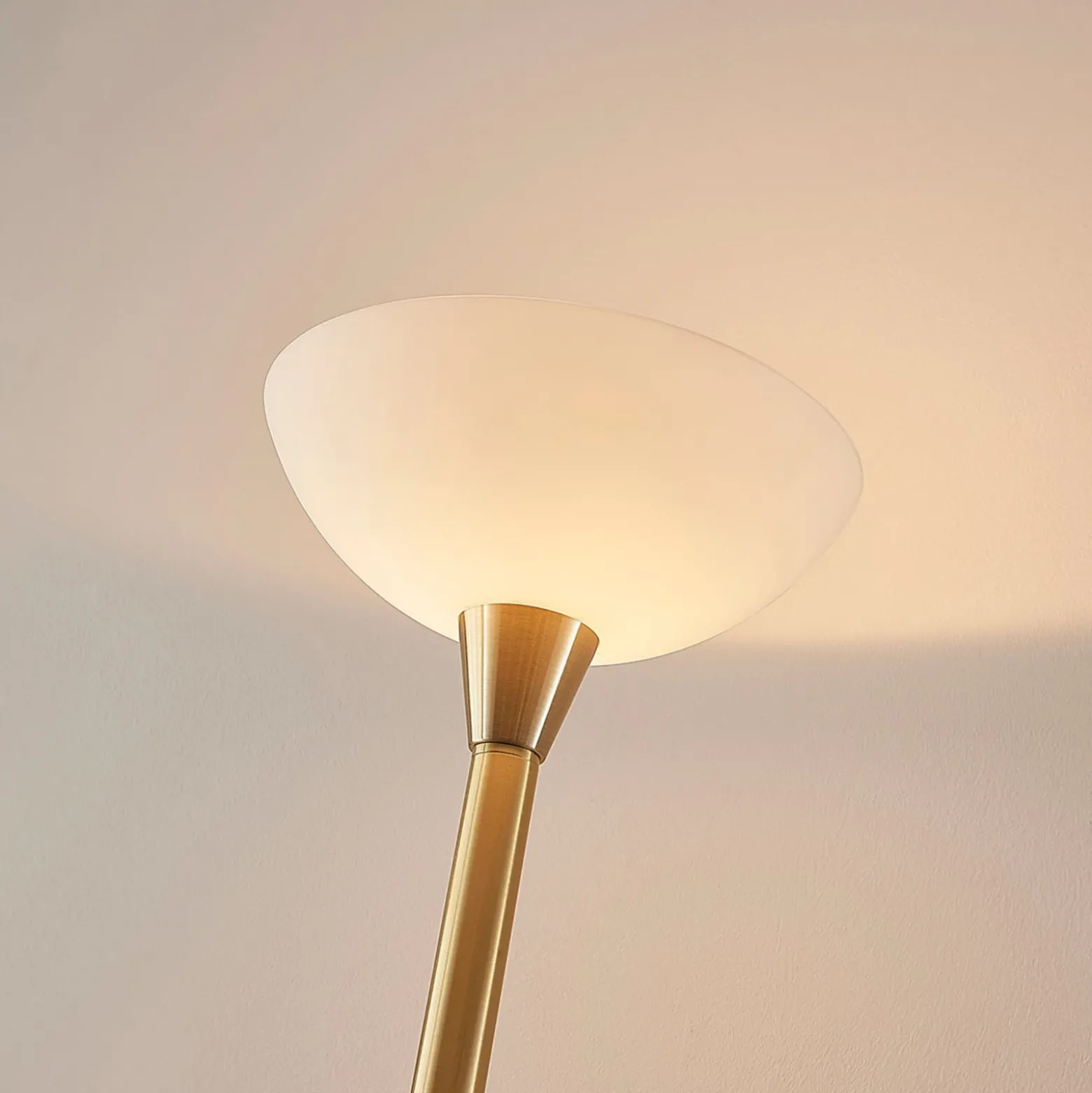Lindby lámpara de pie Ignacia, color latón, cristal, 180 cm, E27
