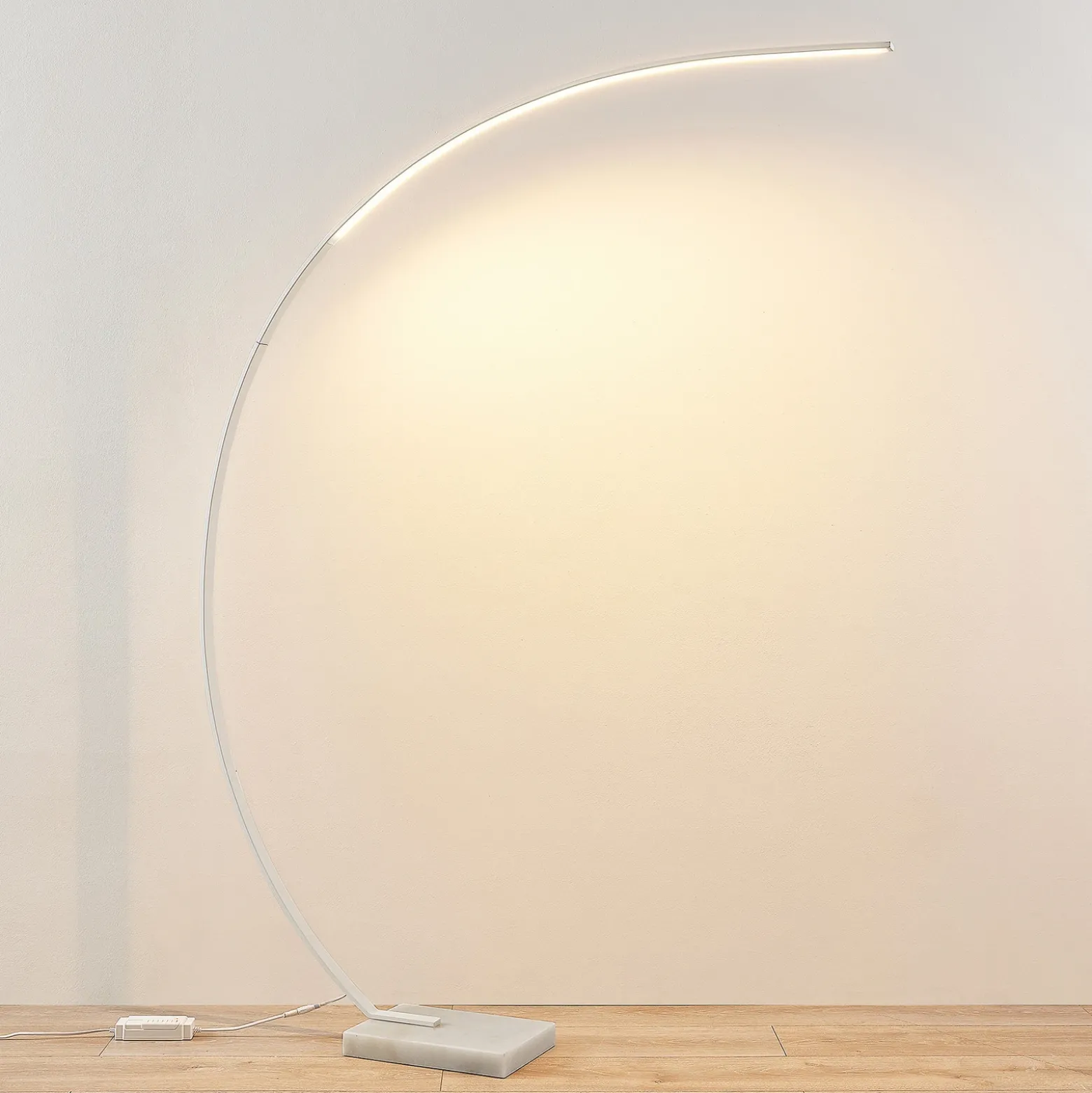 Lindby Lámpara de pie LED arqueada Kendra, blanca, aluminio, altura 180cm