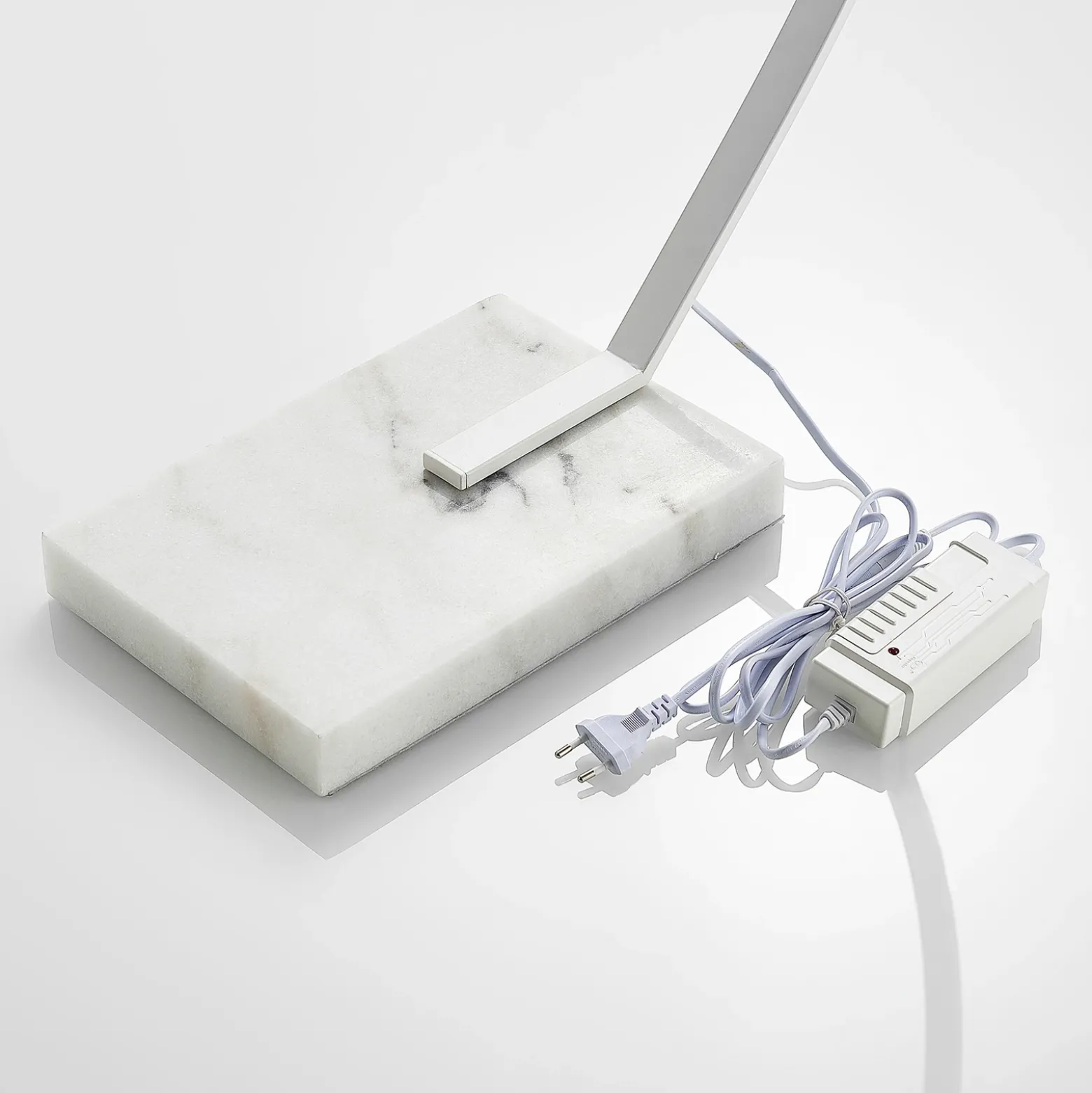 Lindby Lámpara de pie LED arqueada Kendra, blanca, aluminio, altura 180cm