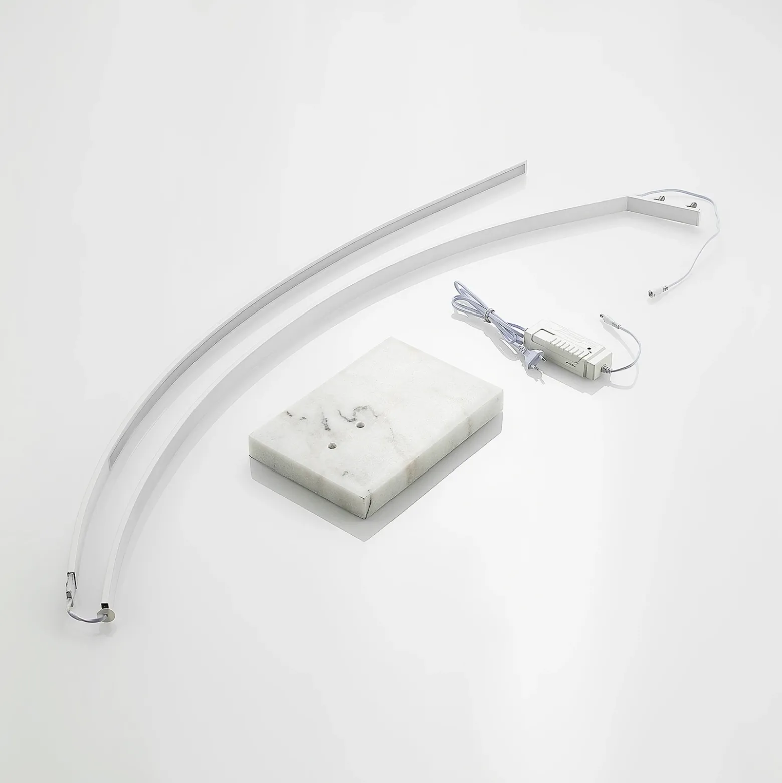 Lindby Lámpara de pie LED arqueada Kendra, blanca, aluminio, altura 180cm