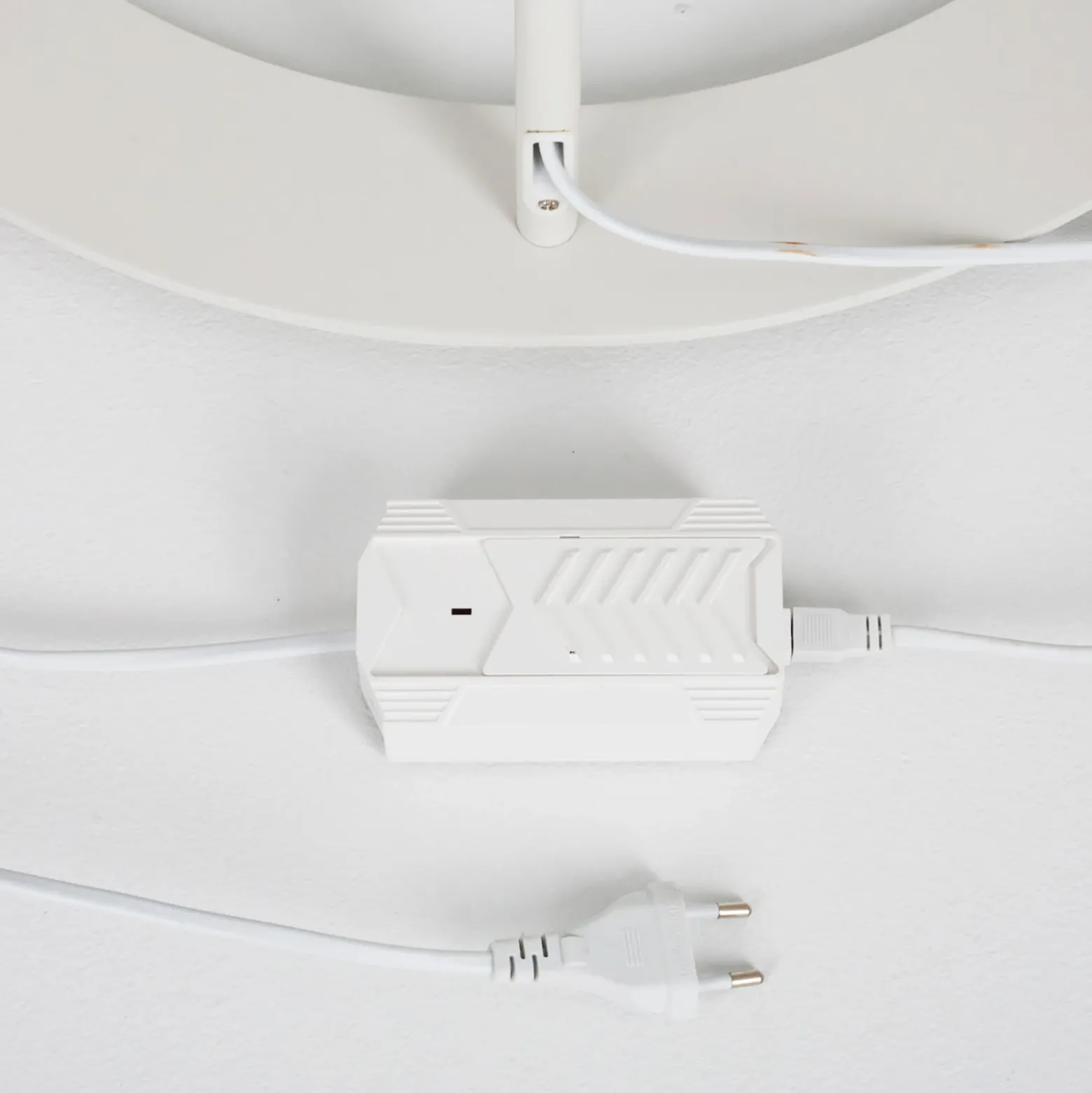 Lindby lámpara de pie LED Danua, blanca, metal, altura 200cm
