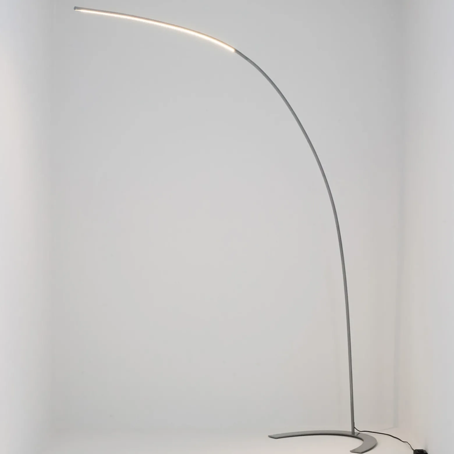 Lindby lámpara de pie LED Danua, plata, metal, altura 200cm