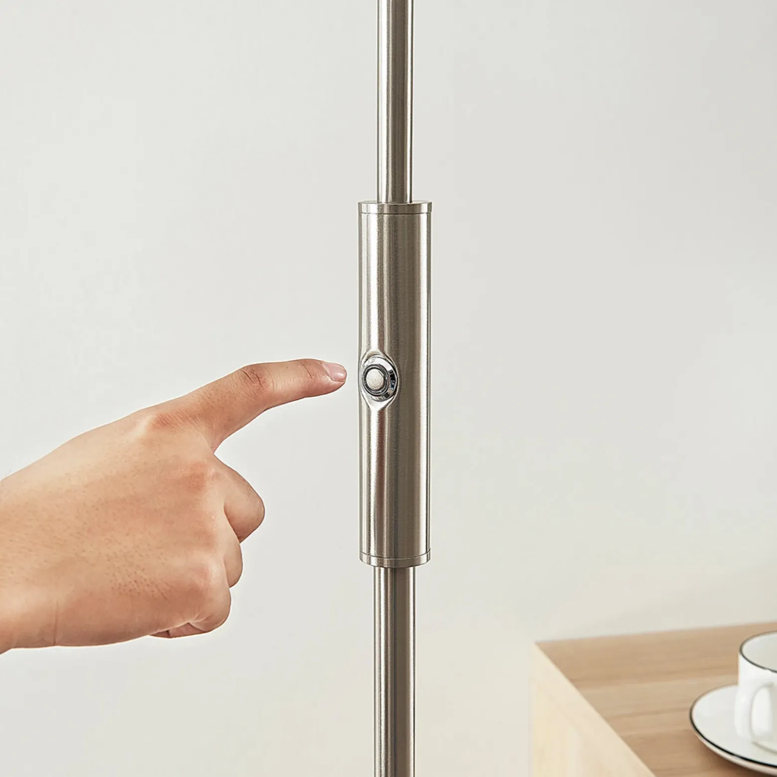 Lindby lámpara de pie LED Darion, gris, metal, atenuable, 180cm