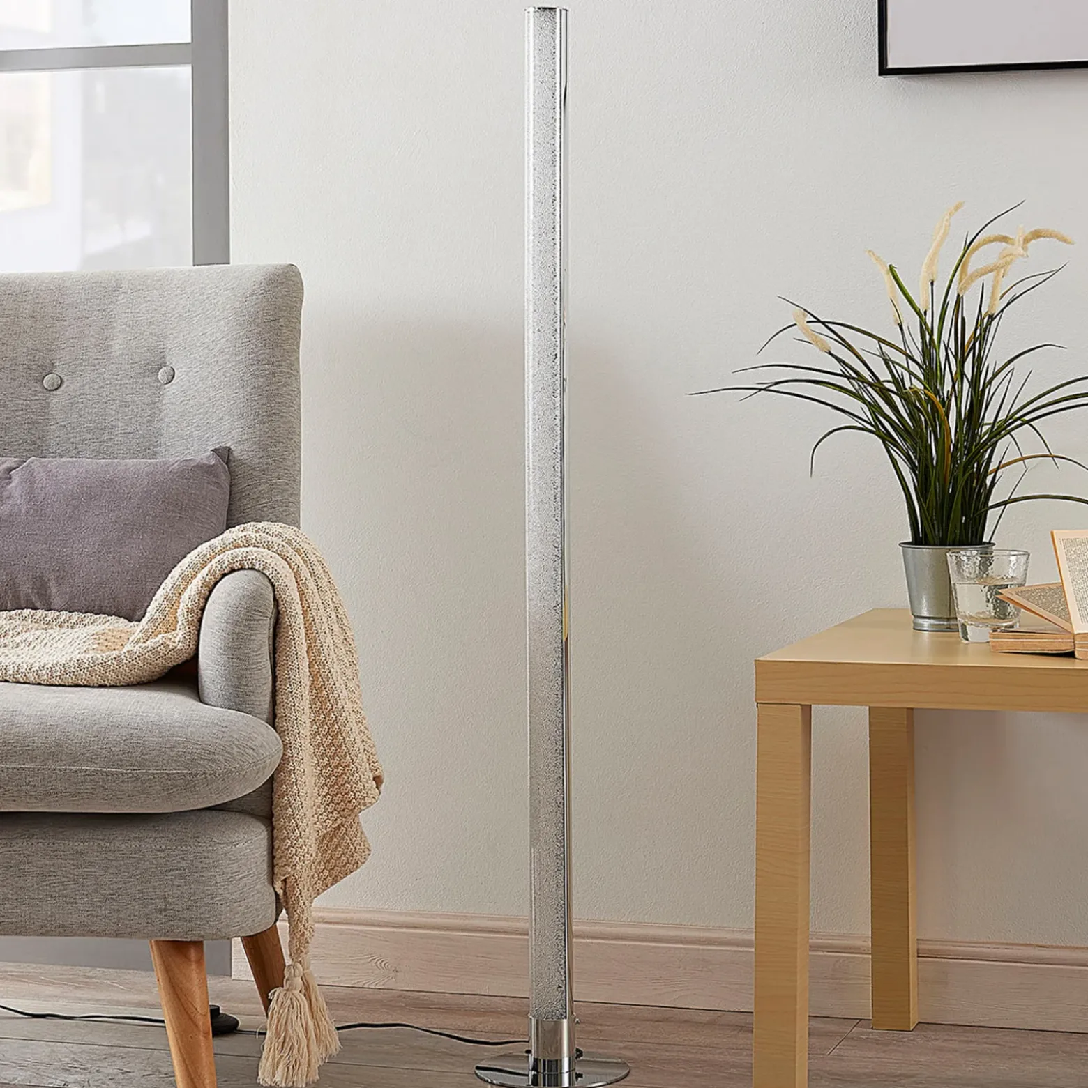 Lindby Lámpara de pie LED Hadis, RGB, control remoto, blanco, 120 cm