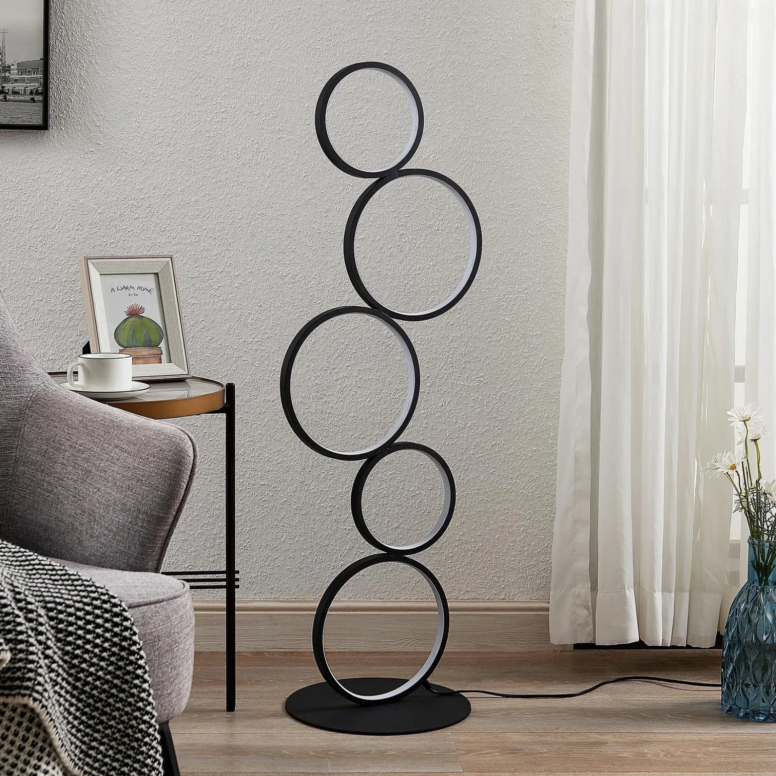Lindby lámpara de pie LED Jacek, negra, metal, 110 cm, anillos