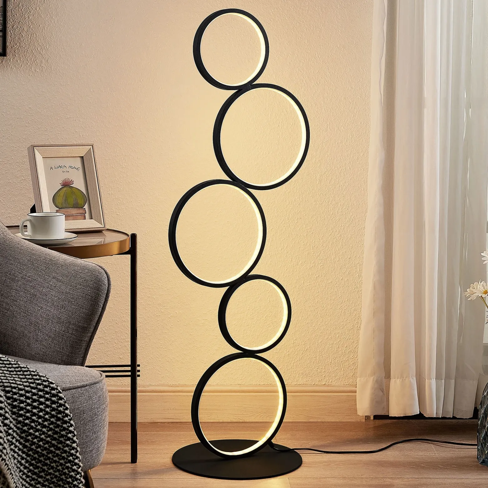 Lindby lámpara de pie LED Jacek, negra, metal, 110 cm, anillos