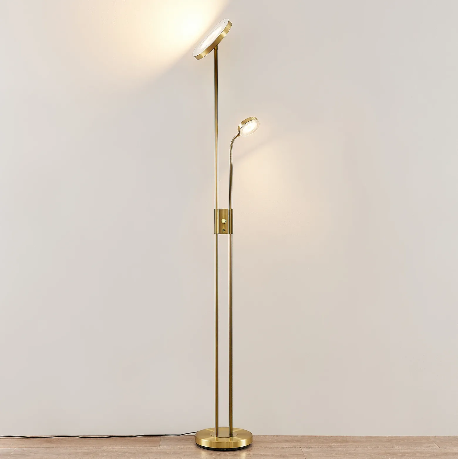 Lindby Lámpara de pie LED Seppa, redonda, latón, metal, 180 cm
