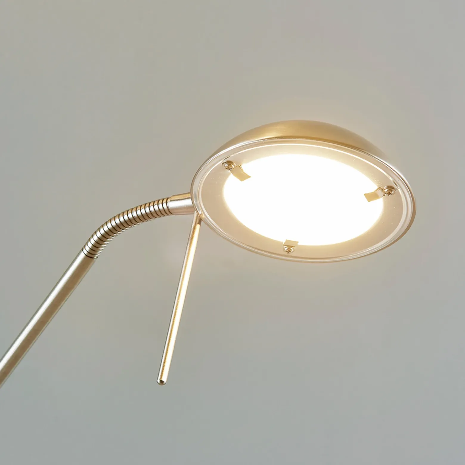 Lindby lámpara de pie LED Yveta, color níquel, metal, atenuable