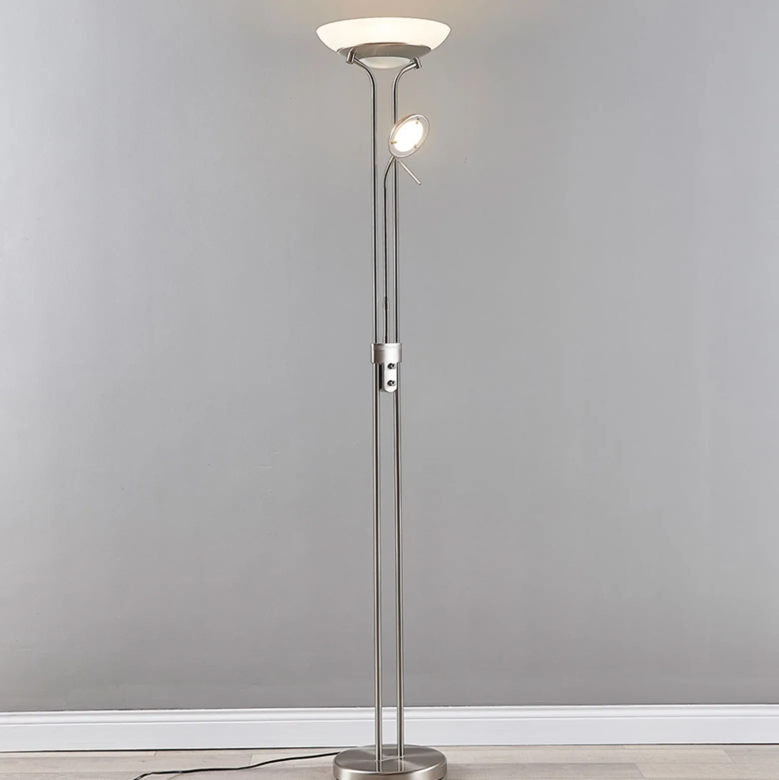 Lindby lámpara de pie LED Yveta, color níquel, metal, atenuable