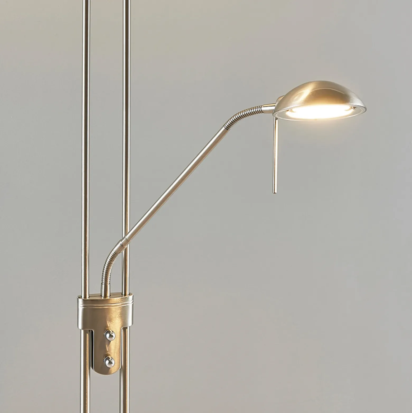 Lindby lámpara de pie LED Yveta, color níquel, metal, atenuable