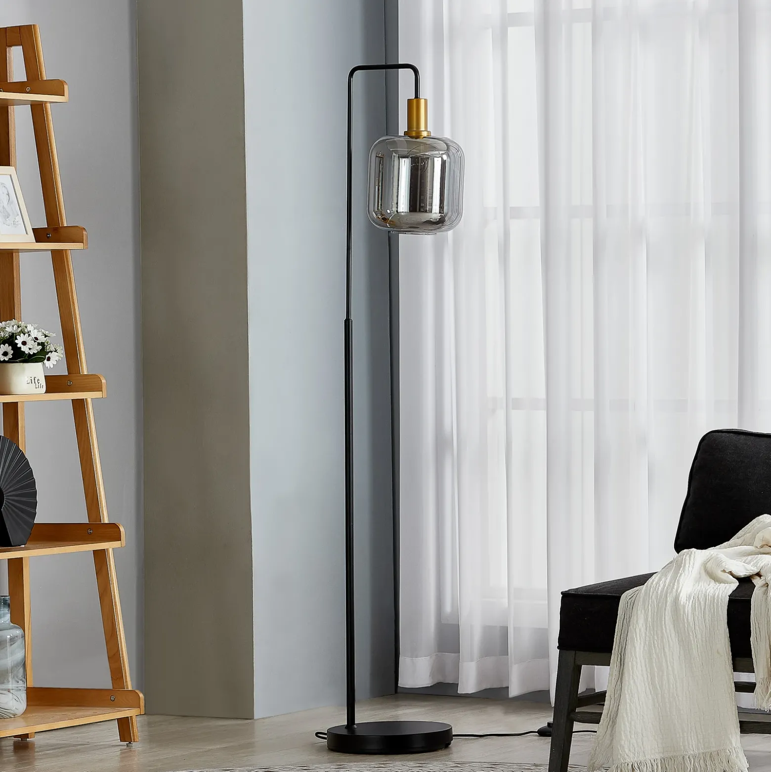 Lindby lámpara de pie Nimbora, 150 cm, negro, cristal, metal