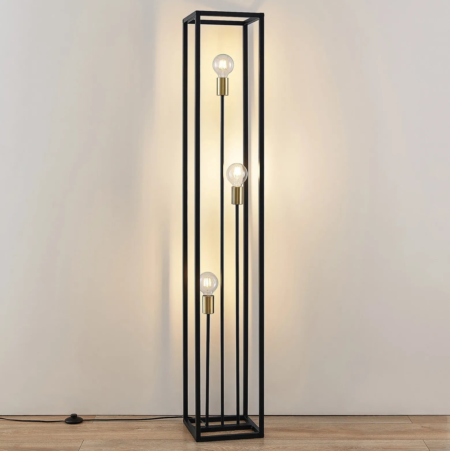 Lindby lámpara de pie Tiliane, negra, metal, 3 luces, 153cm