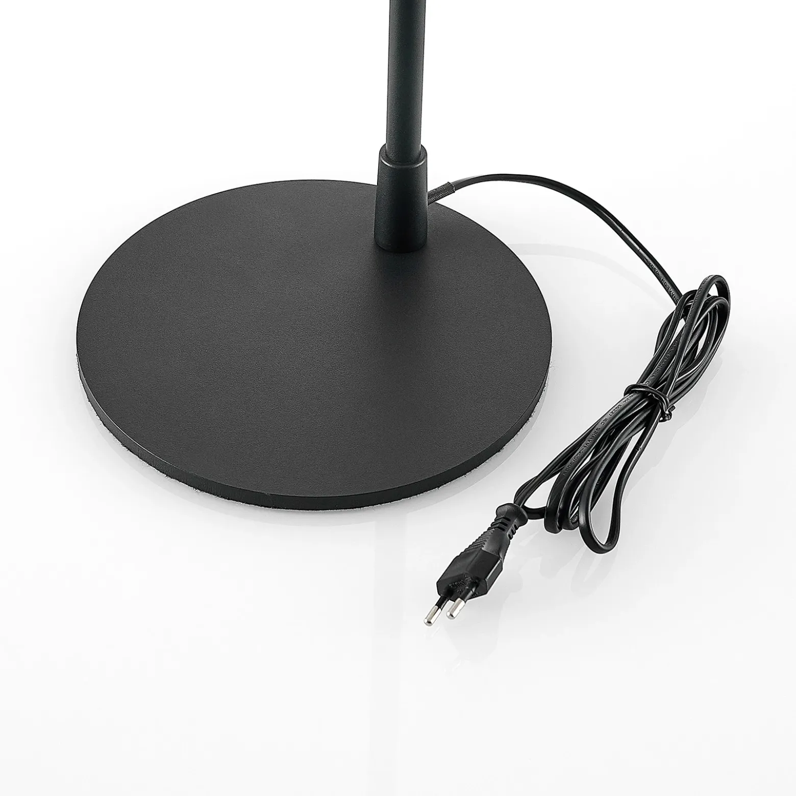 Lindby lámpara de pie Vlada, 144 cm, latón, negro, metal