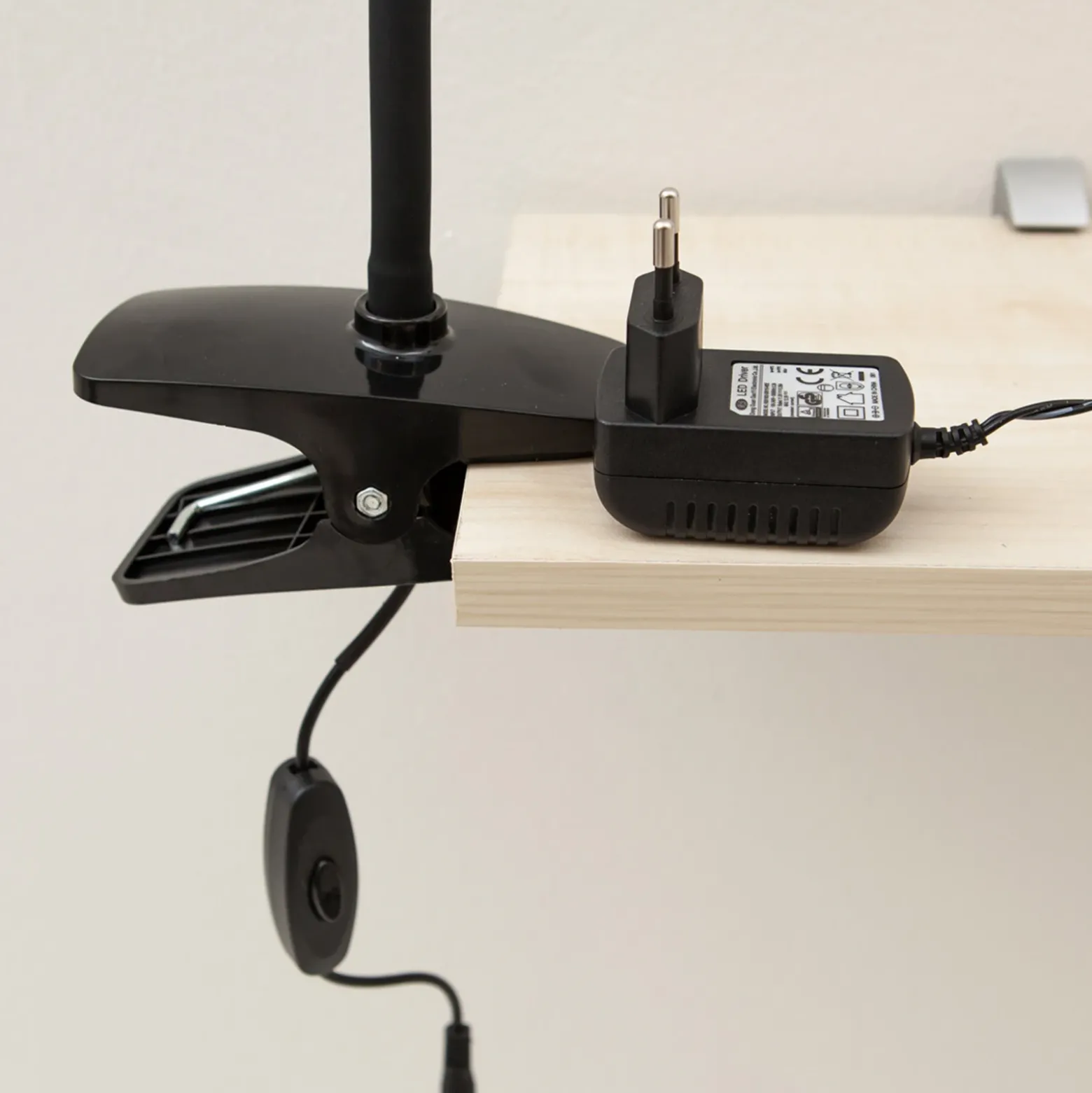 Lindby lámpara de pinza LED Baris, altura 44 cm, negra, 3000K
