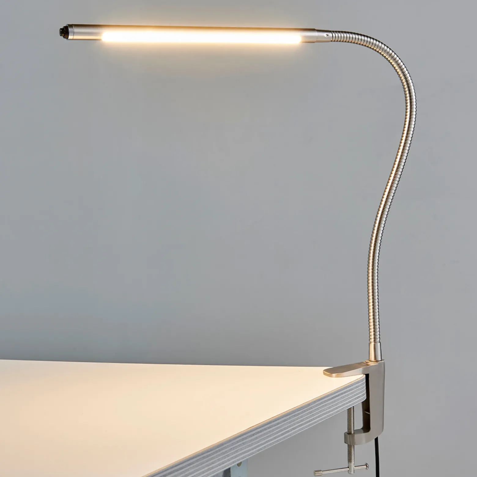 Lindby lámpara de pinza LED Lionard, 53 cm, níquel mate, metal