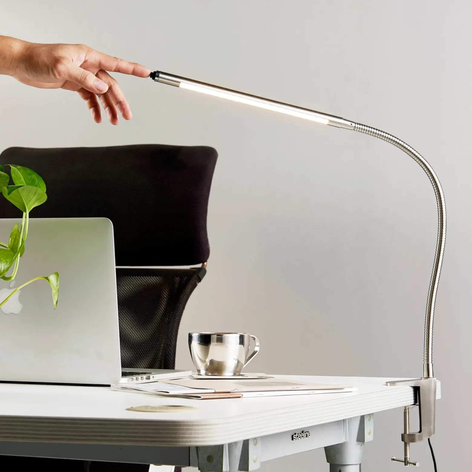 Lindby lámpara de pinza LED Lionard, 53 cm, níquel mate, metal