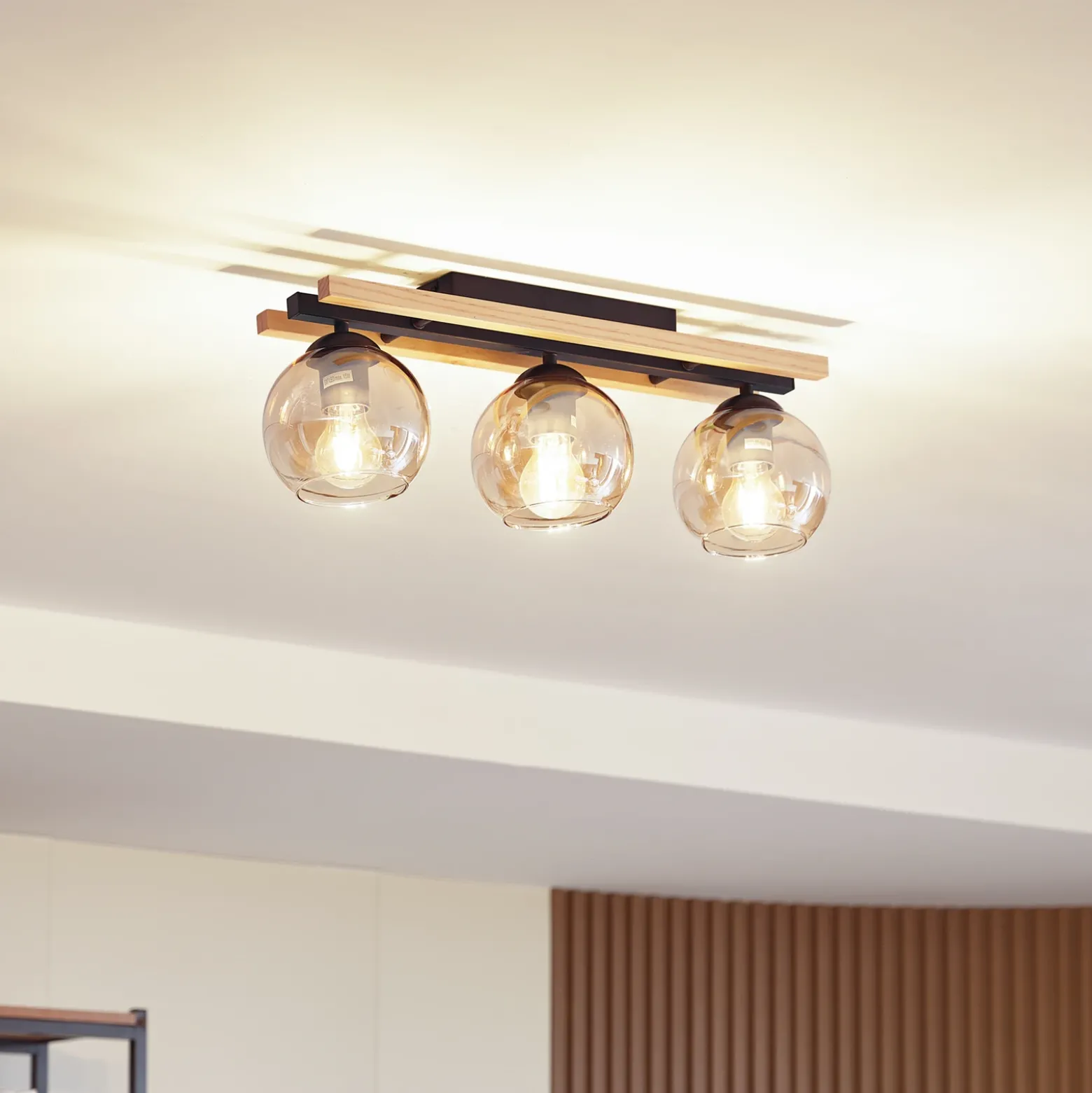 Lindby lámpara de techo Enrique, ámbar, 3 luces, cristal, madera, E27