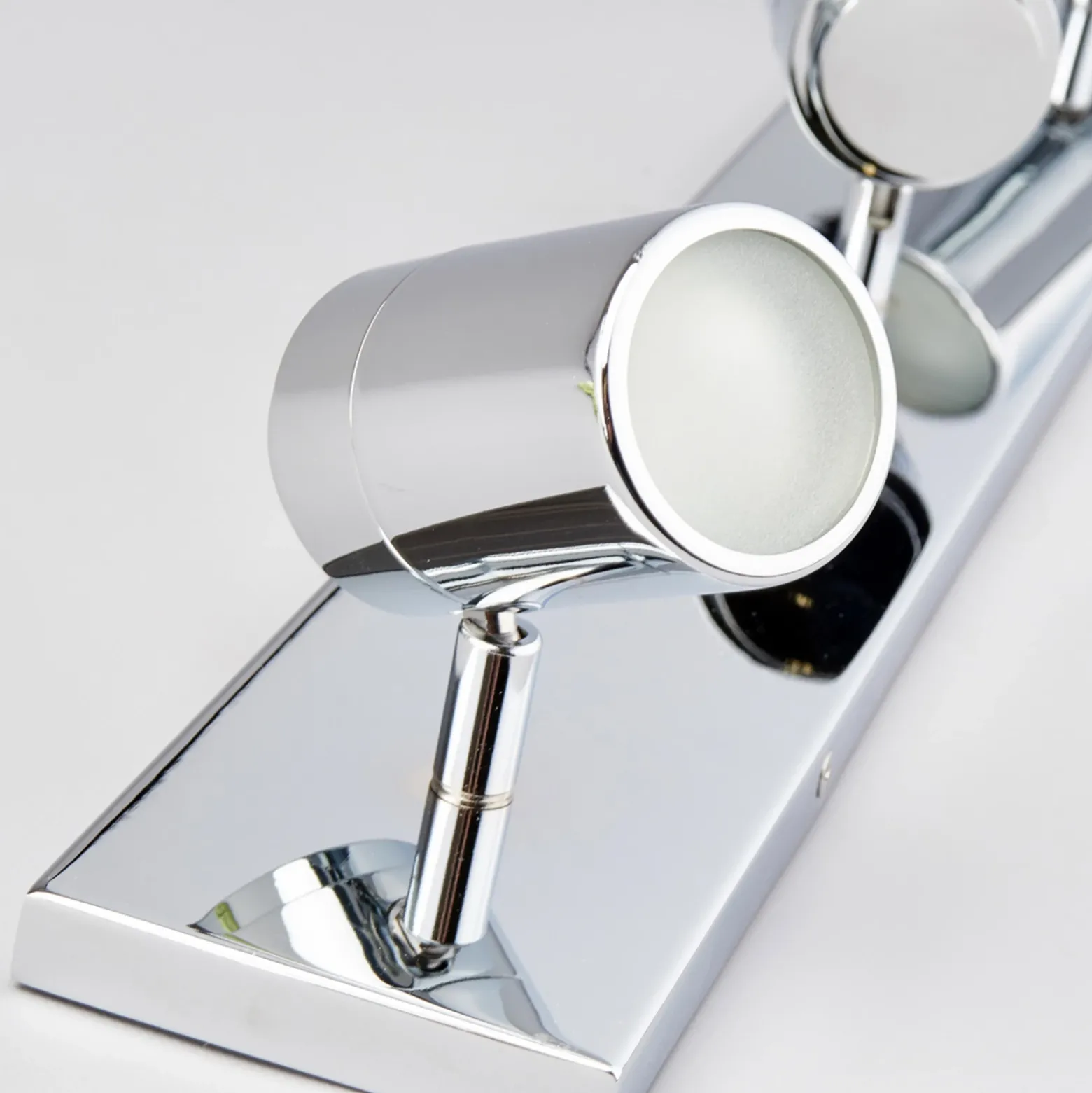 Lindby lámpara de techo para baño Dejan, 65 cm, 3 luces, cromo, IP44