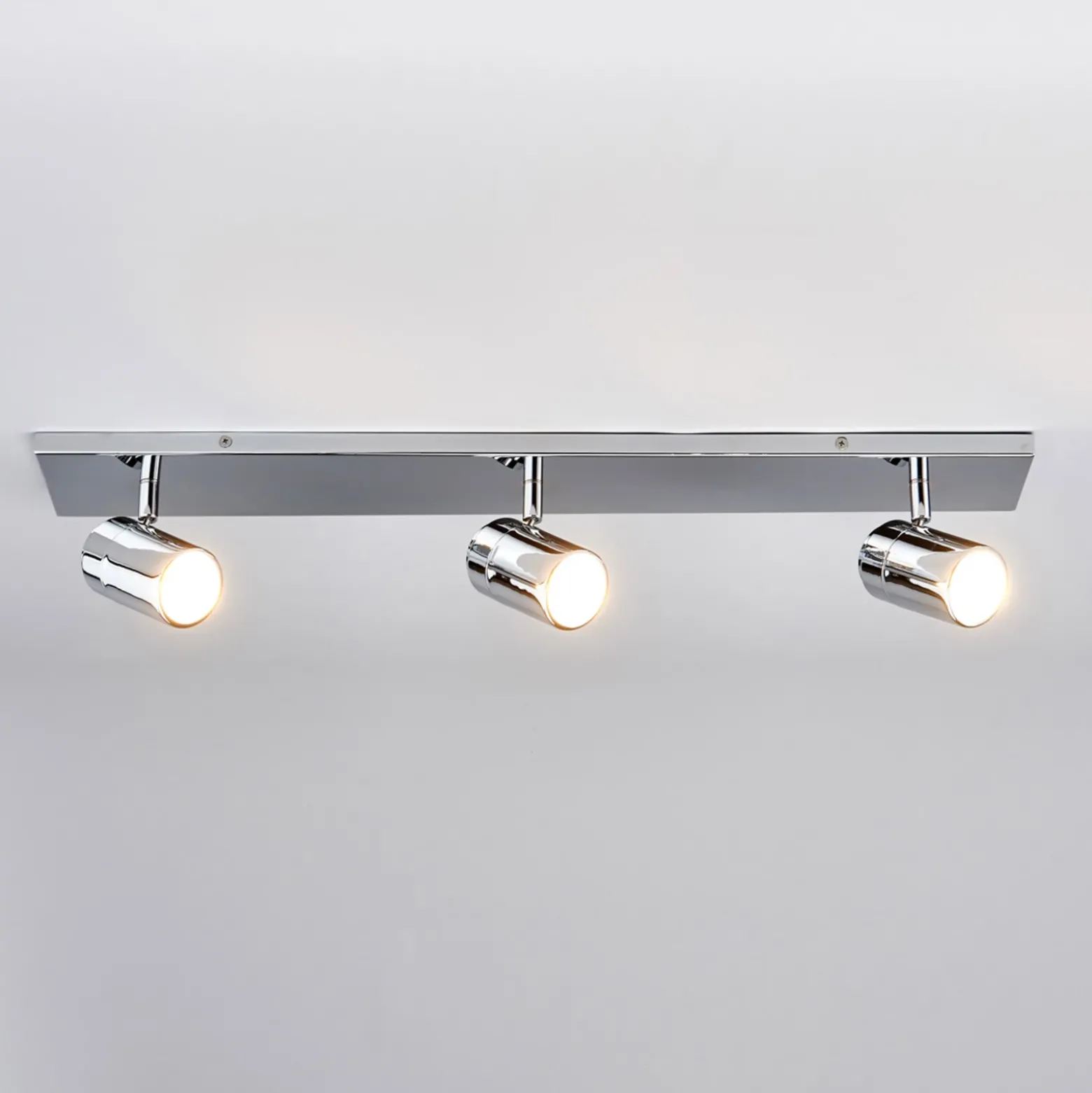 Lindby lámpara de techo para baño Dejan, 65 cm, 3 luces, cromo, IP44