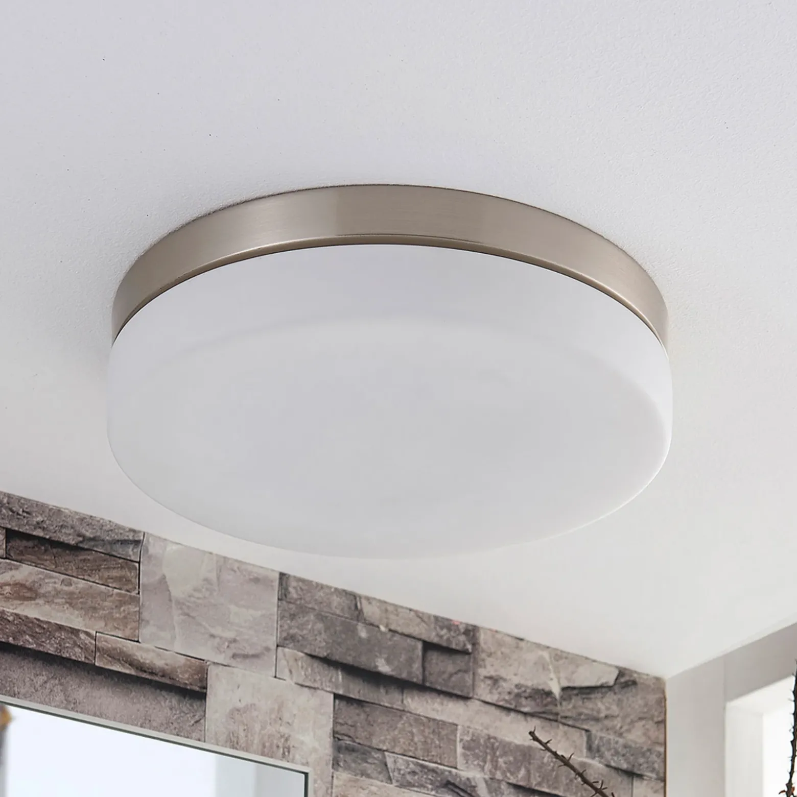 Lindby lámpara de techo para baño Amilia, Ø 30 cm, E27, níquel, cristal