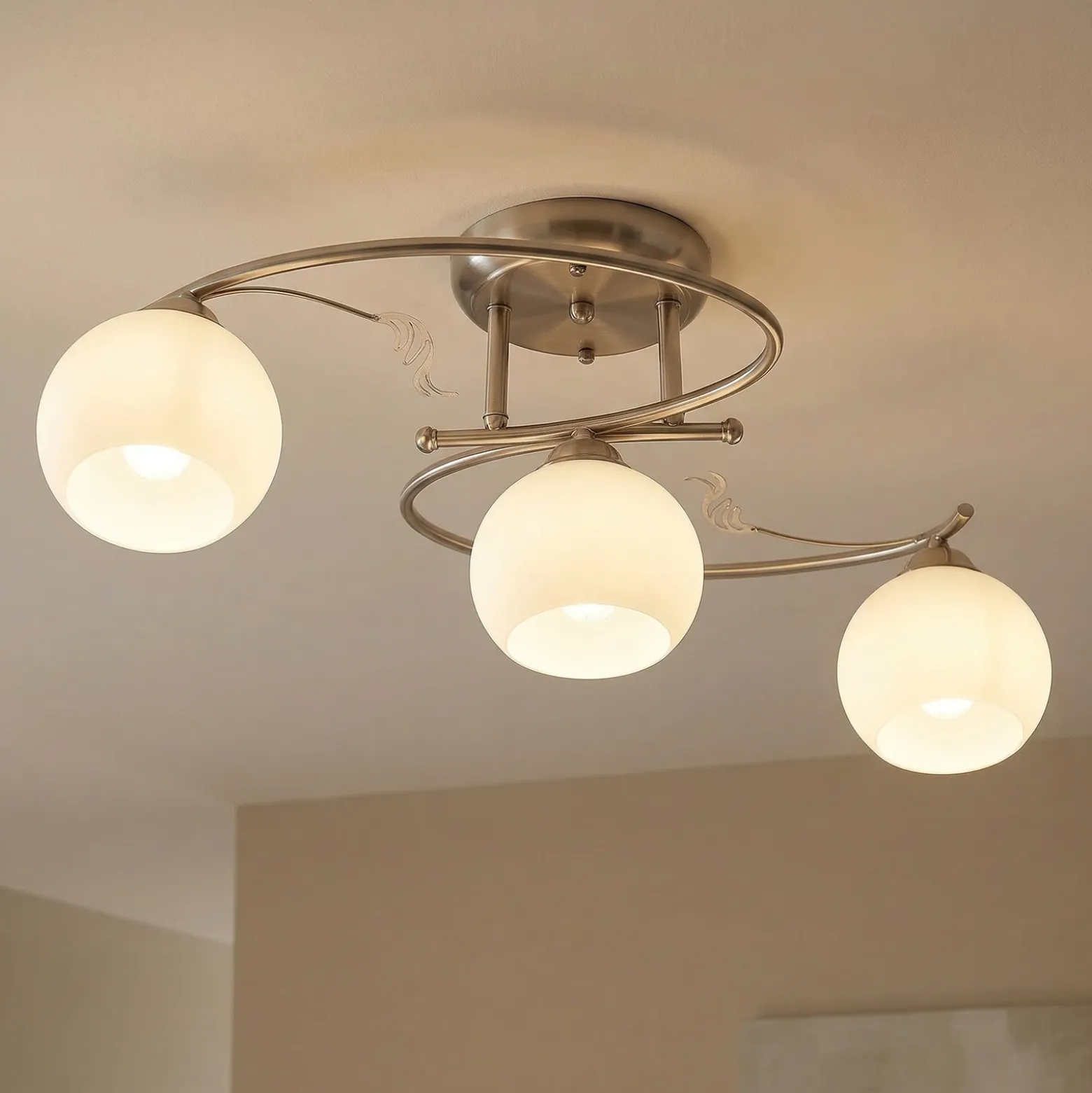 Lindby lámpara de techo Svean, 3 luces, níquel/blanco, cristal, longitud 60 cm